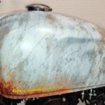 Tank Detailansicht mit Verwittertem Lack und Rostansätzen