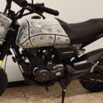 Brixton Crossfire XS in der Basic Desing Folierung
